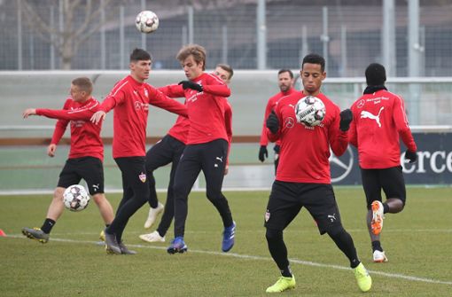 Dennis Aogo (2.v.r.) hat wieder am Training des VfB Stuttgart teilgenommen. Foto: Pressefoto Baumann