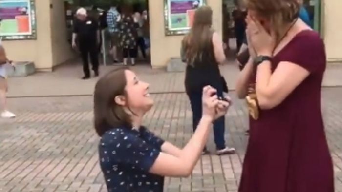 Frauen überraschen sich gegenseitig mit Heiratsantrag