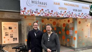 Der Nürtinger Oberbürgermeister Johannes Fridrich (links)  und das Genossenschaftsvorstandsmitglied   Dirk Funck vor dem Welthaus. Foto: Kerstin Dannath