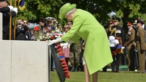 An den Feiern zum 70. Jahrestag des D-Day in der Normandie haben viele Staats- und Regierungschefs aus der ganzen Welt teilgenommen, wie beispielsweise Queen Elizabeth II., ...  Foto: dpa