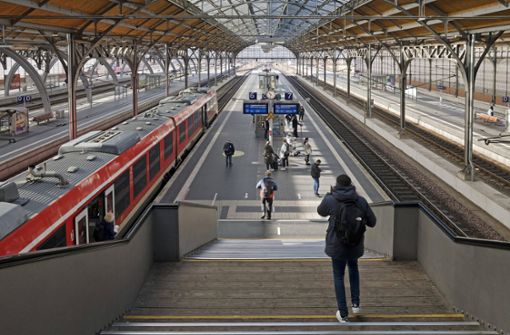 Vom Lübecker Bahnhof aus, machte sich der 18-Jährige mit dem Zug auf den Weg in den Süden. (Symbolbild) Foto: IMAGO/imagebroker/IMAGO/imageBROKER/Stefan Ziese