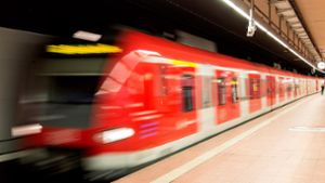 Junge Frau in S-Bahn angeschaut und dabei onaniert