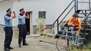 Achtung, Satire: Zwei nicht allzu schlaue Cops nehmen einen harmlosen Fahrradbesitzer ins Visier. Foto: funk/screenshot
