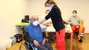Als Erster bekommt der 88-jährige Josef Pötzel seine Impfung. Foto: Caroline Holowiecki