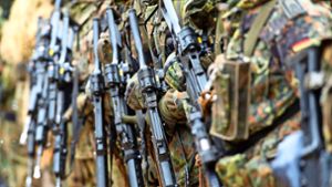 Die Bundeswehr ist ein wichtiger Kunde für Heckler & Koch.  Hier halten  Soldaten das Gewehr G36 in den Händen. Foto: dpa/Sven Hoppe