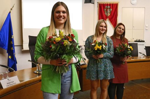 Mahela  Hübner (links) ist das neue Winnender Mädle. Auf Platz  zwei wurde  Pauline Wolf  gewählt (Mitte), auf Rang drei kam  Lisa Petsch. Foto: Eva Herschmann
