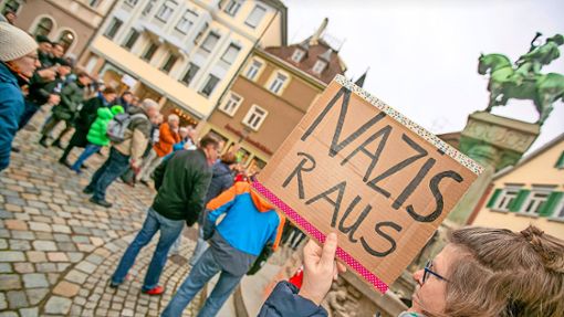 Mit Schildern mit Aufschriften wie „Nazis raus“ kamen zahlreiche Menschen zu einer Mahnwache am Postmichelbrunnen. Foto: Roberto Bulgrin