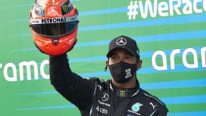 Lewis Hamilton mit dem Helm, den einst Michael Schumacher trug – bekommen hat er ihn zu Ehren seines 91. Grand-Prix-Sieges von dessen Sohn Mick. Foto: imago/Steve Etherington