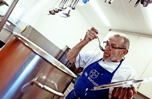 Heinz Hörpel kocht seit 2010 für den offenen Mittagstisch „Iss mit“. Foto: Michael Raubold Photographie