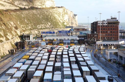 Lastwagen stehen Schlange, um in den Hafen von Dover  einzufahren. An den britischen Häfen stauen sich seit Wochen die Container. Viele Unternehmen wollen  ihre Lagerbestände auffüllen. Foto: dpa/Gareth Fuller