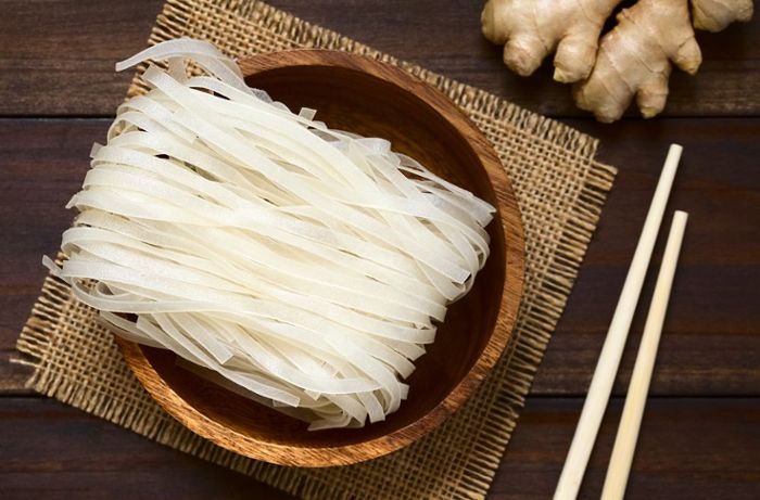 Die asiatischen traditionellen Reisnudeln werden aus Reismehl hergestellt und sind daher glutenfrei.