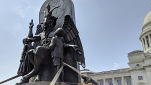 Die geflügelte Satans-Skulptur vor dem Parlament von Little Rock im US-Bundesstaat Arkansas wird von einem kleinen Jungen aus Bronze flankiert. Foto: AP