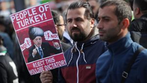 Während eines Protests in Berlin drücken Kurden und in linke Gruppierungen ihren Unmut über den Staatsbesuch von Erdogan anhand von kritischen Plakaten aus. Foto: Getty Images Europe