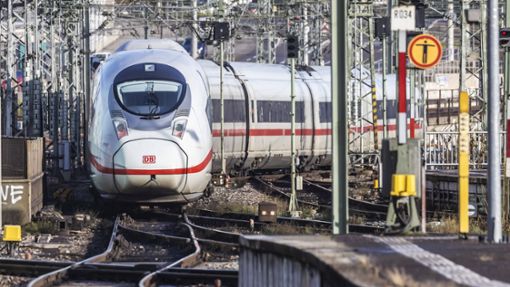 Kommt er und wenn ja, wann: Bahnfahren ist derzeit in Deutschland gewissen Unwägbarkeiten unterworfen. Foto: IMAGO/Arnulf / Hettrich
