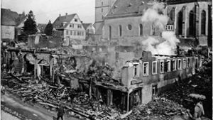 Dass auch Stadtkirche und Rathaus in Flammen aufgingen, konnte die Feuerwehr damals noch vereiteln. Foto: Stadtarchiv Bietigheim-Bissingen/Robert Freimann/