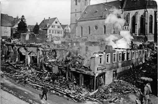 Dass auch Stadtkirche und Rathaus in Flammen aufgingen, konnte die Feuerwehr damals noch vereiteln. Foto: Stadtarchiv Bietigheim-Bissingen/Robert Freimann/