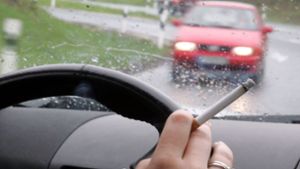 In Niedersachsen und Nordrhein-Westfalen wird ein Rauchverbot in Autos diskutiert, wenn Schwangere und Kinder mitfahren. (Symbolfoto) Foto: dpa/A3462 Marcus Führer