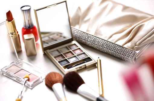 Egal ob Make-up, Pinsel oder Schwämmchen – viele Beauty-Produkte sind versteckte Bakterienschleudern. Foto: imago images/View Stock