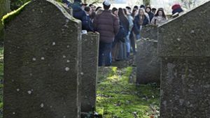 Israelische und deutsche Schülerinnen, Schüler und Lehrkräfte auf dem jüdischen Friedhof in Freudental. Foto: Werner Kuhnle