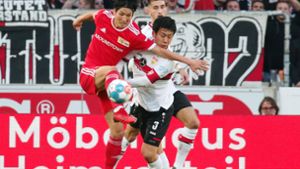 Der Japaner Genki Haraguchi im Duell mit seinem neuen Teamkollegen Wataru Endo vom VfB. Foto: Pressefoto Baumann/Alexander Keppler