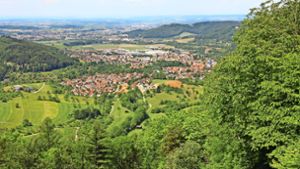 Gleich zu Beginn der Messelberg-Tour bietet sich vom Rötelstein aus ein toller Blick ins Lautertal – und ganz weit in die  Region Stuttgart   hinaus. Foto: Landratsamt Göppingen