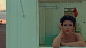 Scarlett Johansson spielt die  Schauspielerin Midge Campbell, die mit ihrer Tochter  in „Asteroid City“  ein Wüsten-Motel bezieht. Foto: Courtesy of Pop. 87 Productions//Courtesy of Pop. 87 Productions/