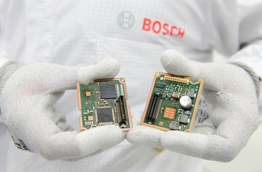 Ein Bosch-Beschäftigter in Reutlingen hält Radarsensoren in den Händen. Damit die baden-württembergische Wirtschaft bei der Digitalisierung nicht abgehängt wird, fordern Arbeitgeber flexiblere Arbeitszeiten. Foto: dpa