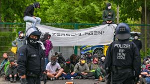 Auf einem Flugplatz in Neuhardenberg schafften es Demonstranten auf das Gelände. Foto: Patrick Pleul/dpa