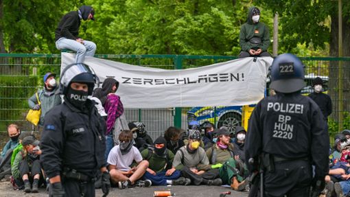Auf einem Flugplatz in Neuhardenberg schafften es Demonstranten auf das Gelände. Foto: Patrick Pleul/dpa