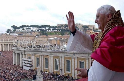 19. April 2005: Die Konklave bestimmt den deutschen Kardinal Joseph Ratzinger zum Nachfolger Papst Johannes Paul II. - Papst Benedikt XVI. ist geboren - ...  Foto: dpa