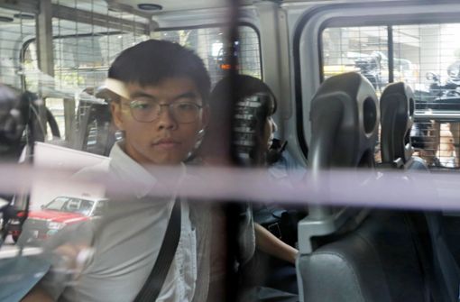 Die Bürgerrechtler Joshua Wong (links) und Agnes Chow wurden von der Polizei weggefahren. Foto: dpa