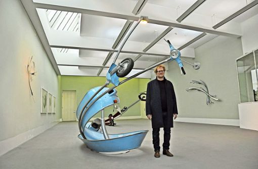 Stefan Rohrer und seine Skulptur „Vespa azzurro chiaro“: An diesem Freitag wird die Ausstellung eröffnet. Foto: Marius Venturini