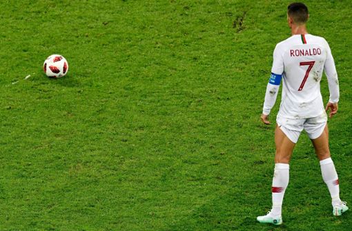 Einfach nur lächerlich oder hilfreich? Ronaldo beim Freistoßritual Foto: AFP