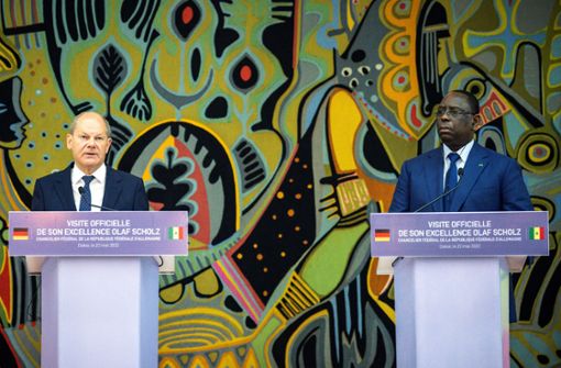 Bundeskanzler Olaf Scholz (links) bestreitet in  Dakar gemeinsam eine Pressekonferenz  mit Senegals Präsident Macky Sall. Foto: dpa/Michael Kappeler