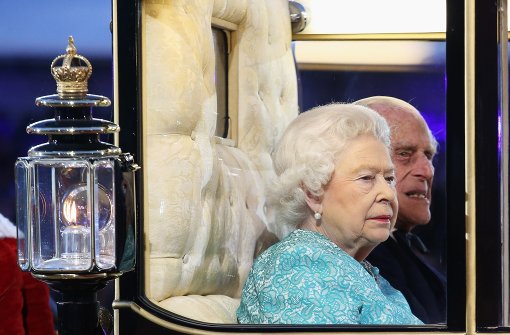 Die Queen erreicht mit ihrem Gemahl die Feierlichkeiten in einer Kutsche. Foto: DPA