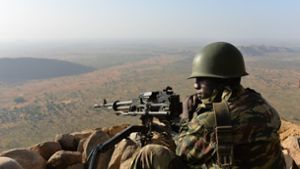 Ein Soldat der nigerianischen Armee an einem Maschinengewehr. Seit dem Jahr 2009 sind in dem afrikanischen Land zehntausende Menschen getötet worden (Archivbild). Foto: AFP/Reinnier KAZE