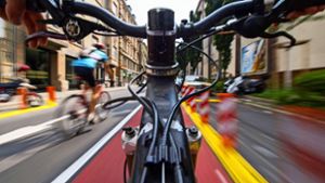 Farbliche Markierungen der Radwege erhöhen die Sicherheit für Radler, wie hier in der Stuttgarter Innenstadt. Foto: dpa/Marijan Murat