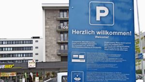 Wer sein Auto auf dem Parkplatz an der Ulmer Straße abstellt, stimmt automatisch den allgemeinen Geschäftsbedingungen zu. Foto: Breuer