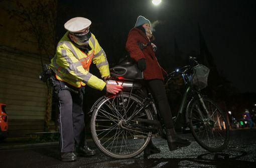 Ein Polizist kontrolliert eine Radfahrerin. Foto: Lichtgut/Leif Piechowski
