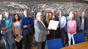 Dina Zwick übergibt Bürgermeister Singer die gesammelten Unterschriften. Foto: Malte Klein