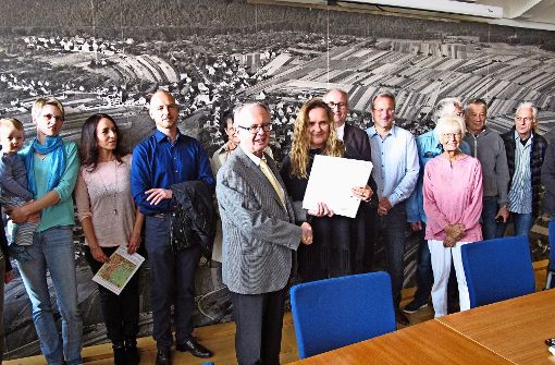 Dina Zwick übergibt Bürgermeister Singer die gesammelten Unterschriften. Foto: Malte Klein