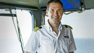 Kapitän Jens Troier an seinem Arbeitsplatz auf der Brücke. Foto: Tui Cruises Christin Rodemann