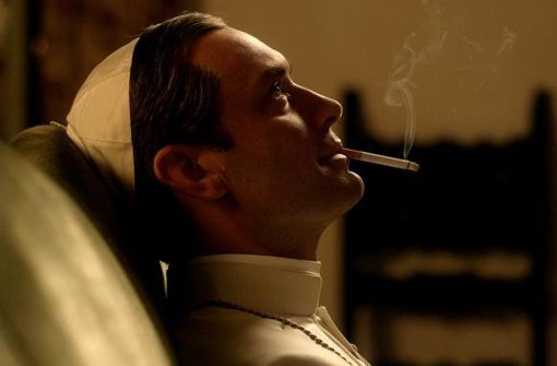 Wo gibts denn sowas? Jude Law als rauchender, junger Papst Pius XIII. in der Serie „The Young Pope“ Foto: Sky