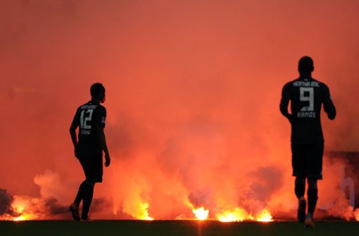 2012 provozierten Fans von Fortuna Düsseldorf in der Relegation fast einen Spielabbruch. Foto: dpa