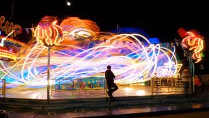 Im Fahrgeschäft Polyp tanzen die Lichter. In unserer Bildergalerie zeigen wir Ihnen weitere spektakuläre Aufnahmen vom 75. Stuttgarter Frühlingsfest ...  Foto: Leserfotograf burgholzkaefer
