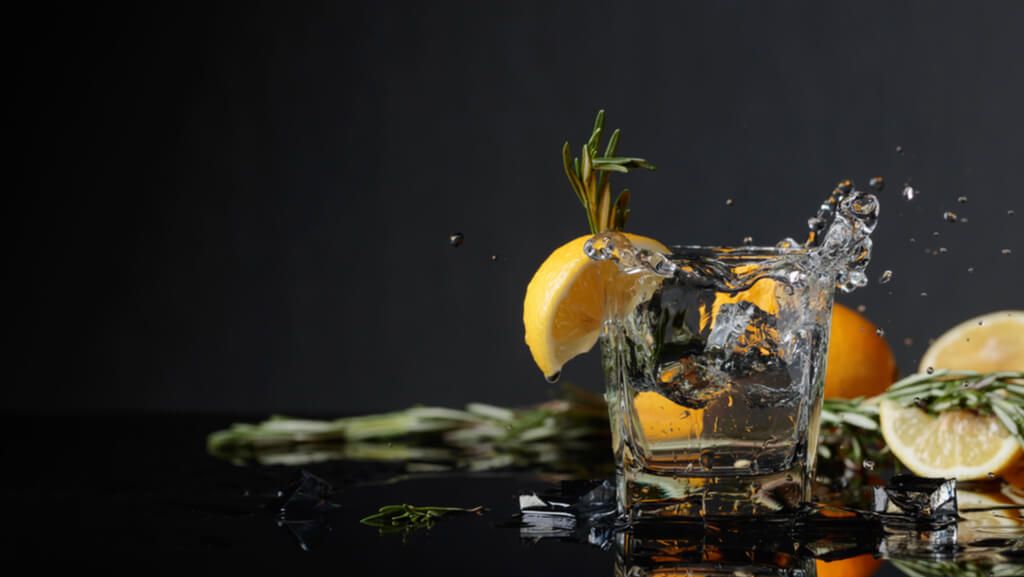 Gin ist in, doch aus was wird Gin gemacht? Alles über die Zutaten und Prozesse der Gin Herstellung hier im Artikel.