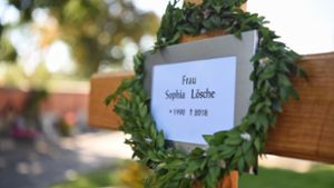 Auf dem Katharinenfriedhof in ihrer Heimatstadt Amberg ist die ermordete Sophia Lösche im Herbst 2018 bestattet worden. Nun beginnt der Prozess gegen ihren mutmaßlichen Mörder. Foto: dpa