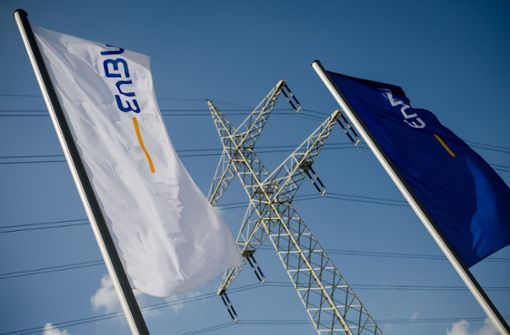 EnBW-Flagge vor einem Strommasten an der Stuttgarter EnBW City: Der Konzern ist auf Wachstumskurs und baut die Zahl seiner Mitarbeiter weiter aus. Foto: dpa/Christoph Schmidt