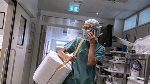 Susanne Winter erhält von ihrem Mann eine Niere. Diese wird von einem Operationssaal in den zweiten gebracht. Foto: Klinikum Stuttgart/Tobias Grosser