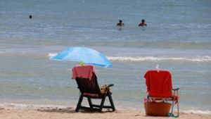 Sonne, Strand und Meer: Veranstalter von Pauschalreisen sollen einen neuen Sicherungsfonds aufbauen. Foto: dpa/Clara Margais